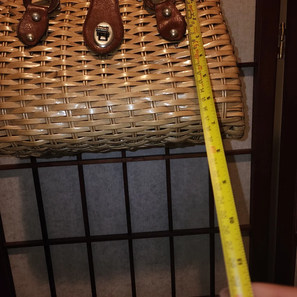 Vintage Elegant Tan Woven Handbag with Brown Accents - Picture 4 of 6
